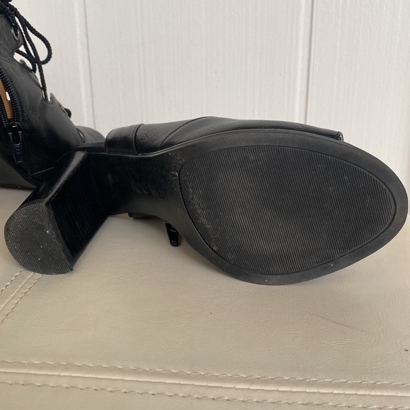 Black sandals. - Picture 5 of 6